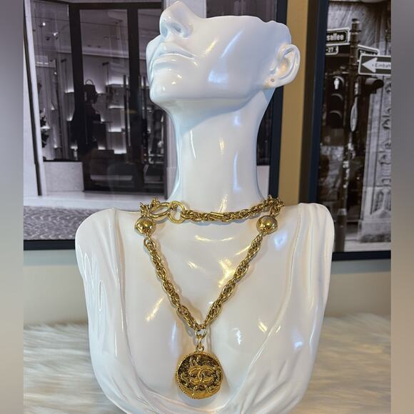 CHANEL Gold plated CC LOGOS Round Vintage Chain Elegant Necklace Pendant - Picture 1 of 12